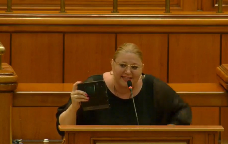Legea 'anti-Șoșoacă' nu o sperie. Senatoare a țipat din toți rărunchii: 'Vă voi da foc, pentru că satanele nu merită decât focul iadului'