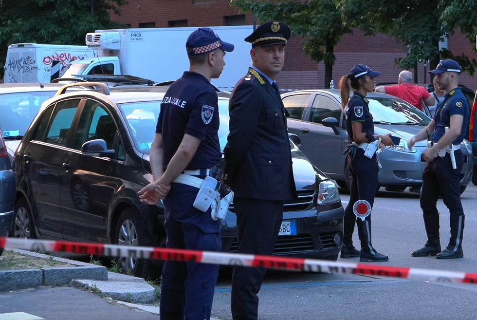 Zeci de persoane de etnie romă s-au bătut cu bâte, sticle și cuțite în Milano. De la ce a pornit scandalul