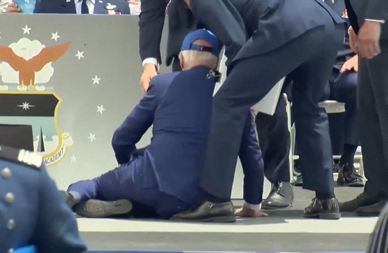 Un nou moment dificil pentru Joe Biden. Președintele american s-a împiedicat și a căzut în timp ce se afla pe o scenă