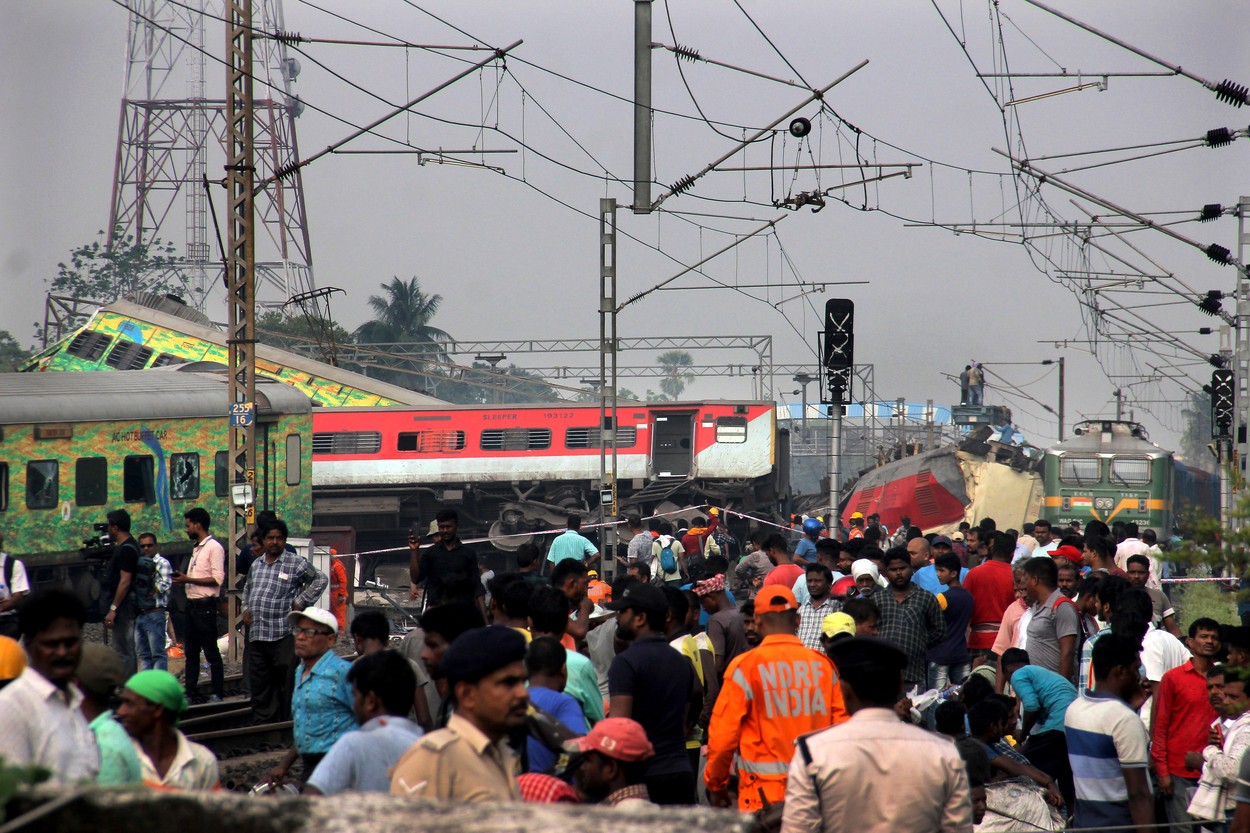 Tragedie cumplită în India! Aproape 300 de morți și sute de răniți după ce un tren a deraiat
