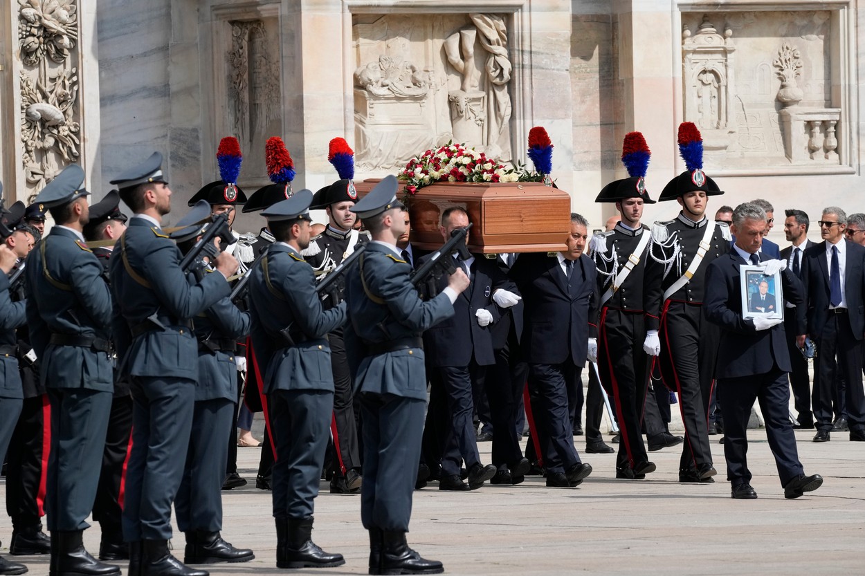 Mii de oameni au participat la funeraliile lui Silvio Berlusconi. Fostul premier italian a fost aplaudat pe ultimul drum