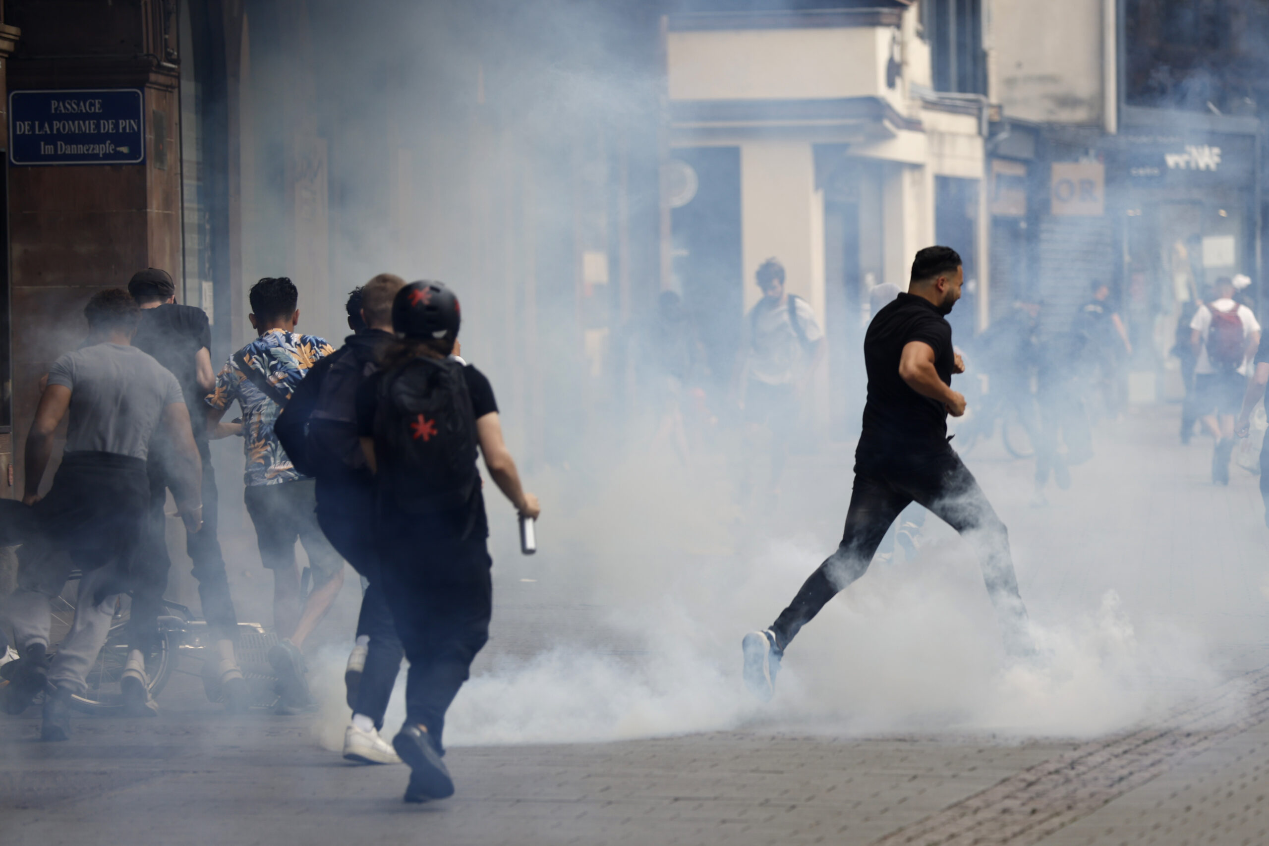Violențele din Franța se calmează. Macron cere prezență masivă a poliției pe teren