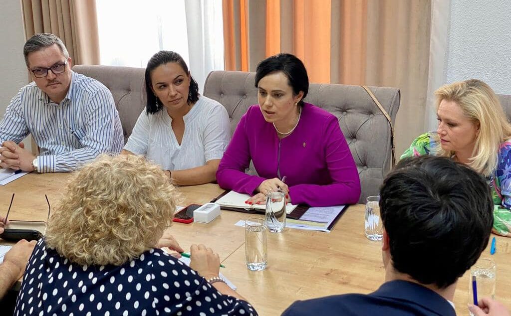 Ministrul Muncii, Simona Bucura Oprescu, negociază legile pensiilor și salarizării cu Banca Mondială. Legile sunt jaloane în PNRR