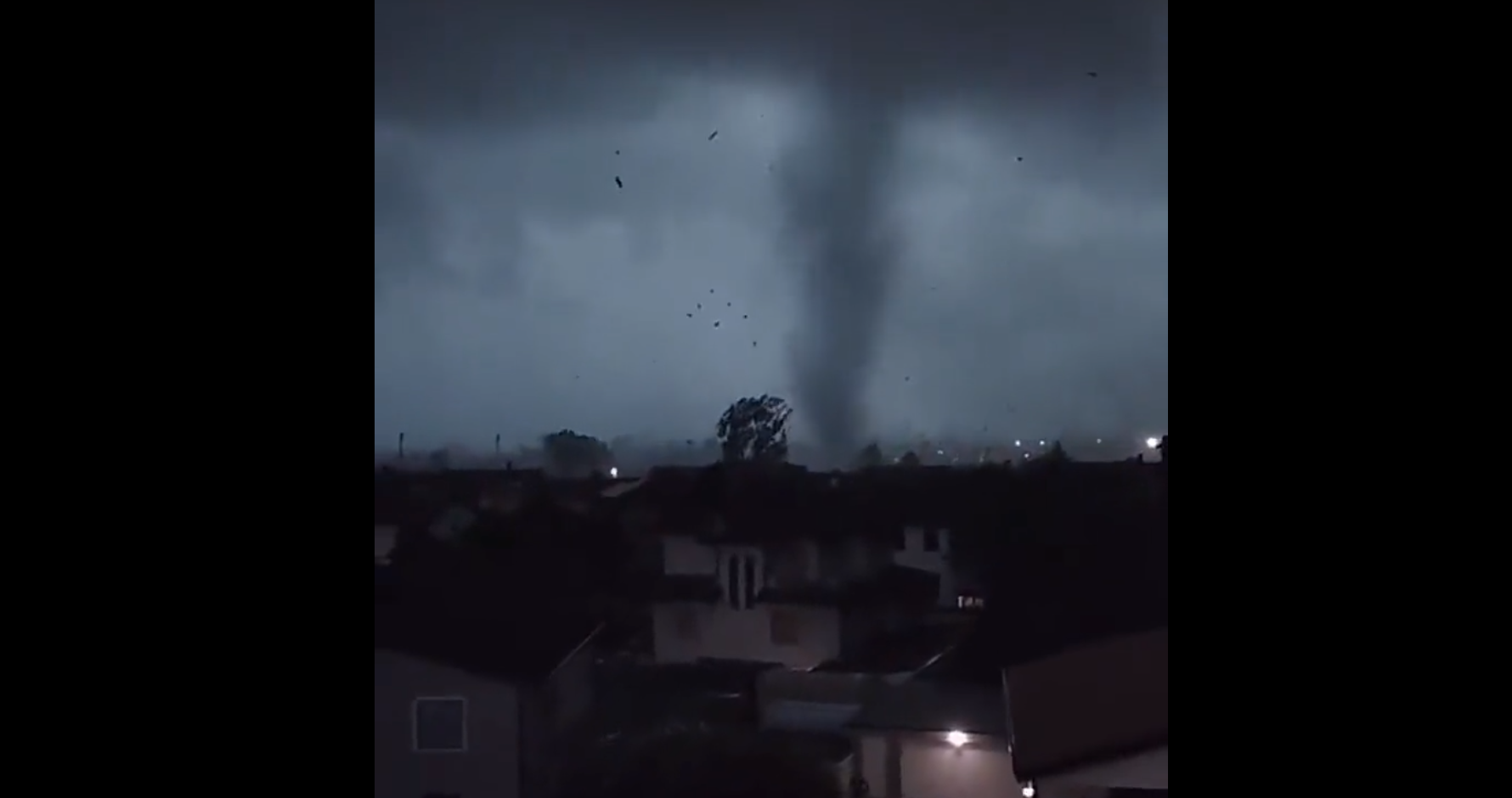 O tornadă se formează la Milano. Furtuna și grindina lovesc nord-estul orașului