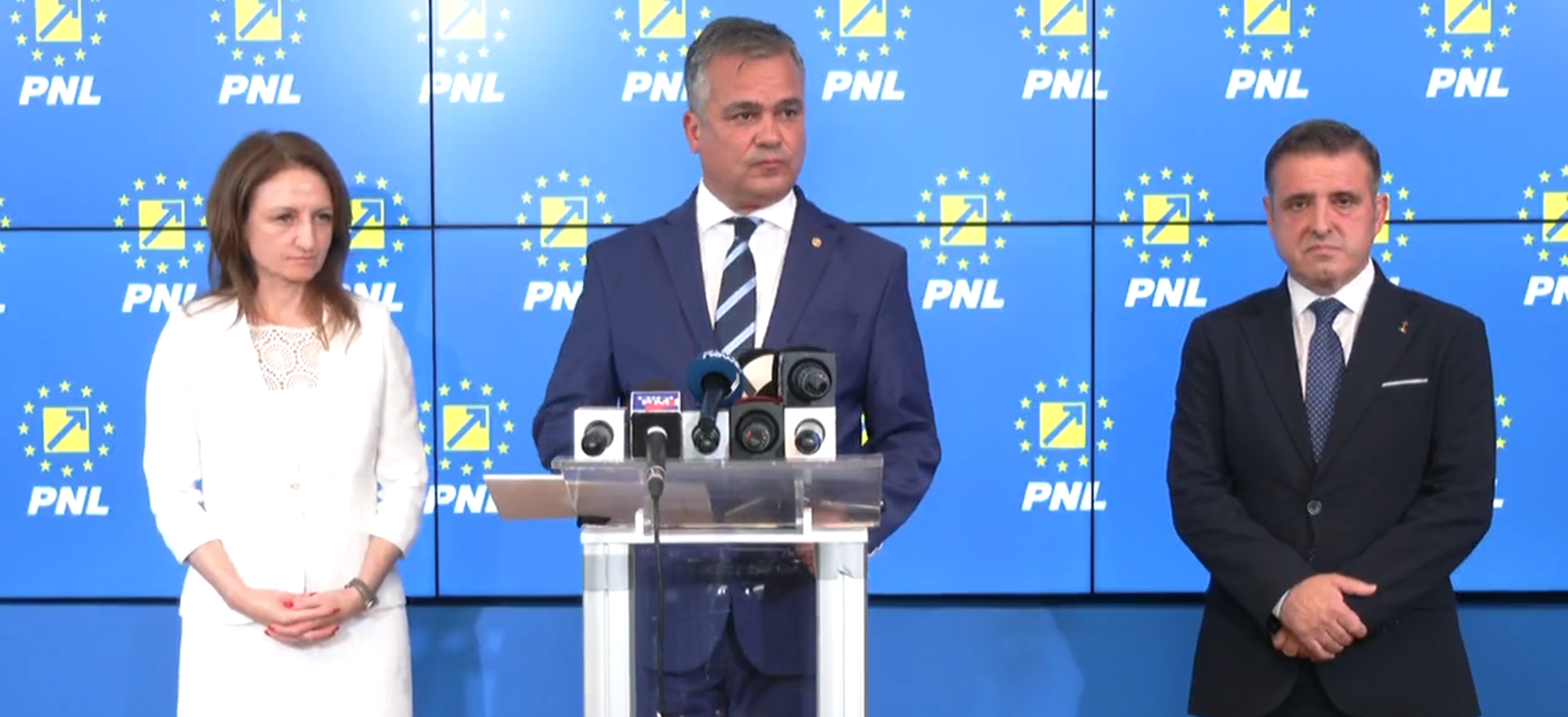 Cum fac economie la buget aleșii liberali? Primarul din Bistrița cumpără mașini gratis. Adrian Veștea ar renunța la șofer