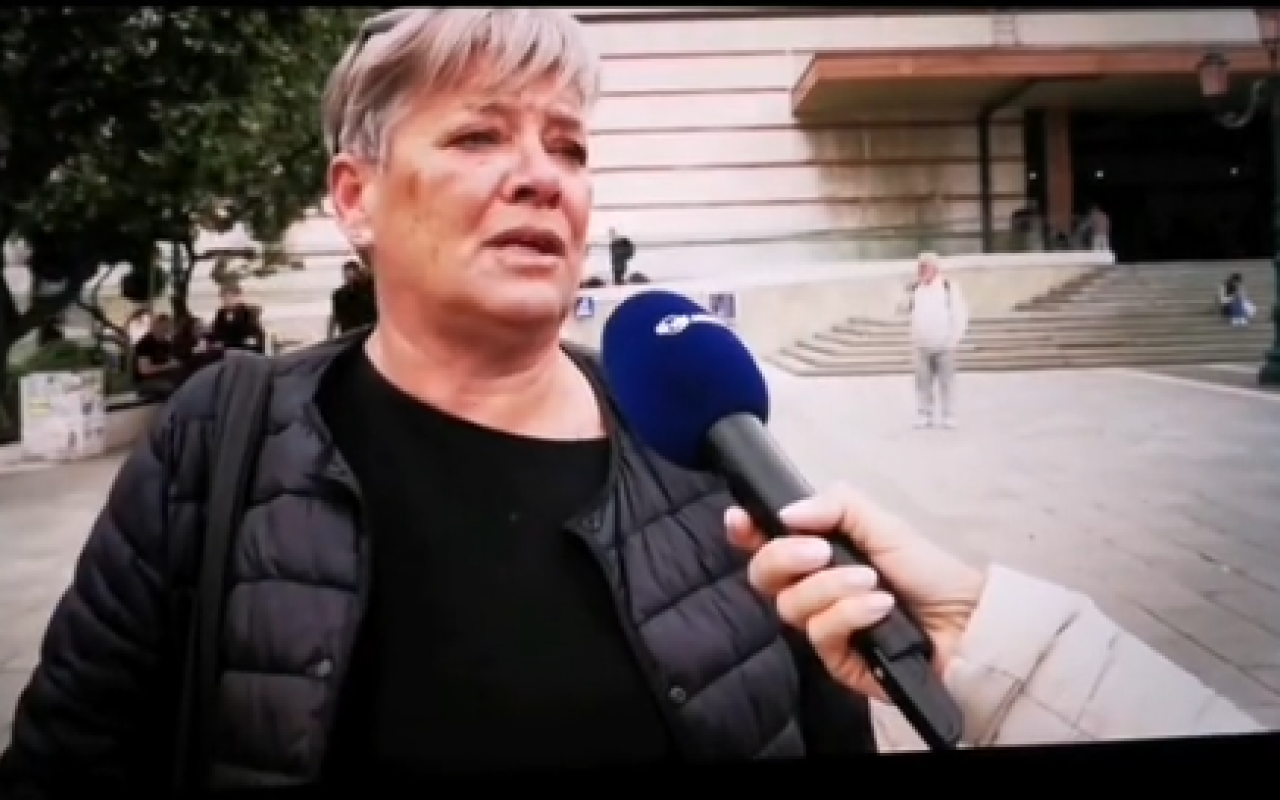 VIDEO Sătulă până peste cap de hoții de buzunare, o italiancă a devenit „alarma turiștilor”. Modul inedit de atenționare a devenit viral pe internet