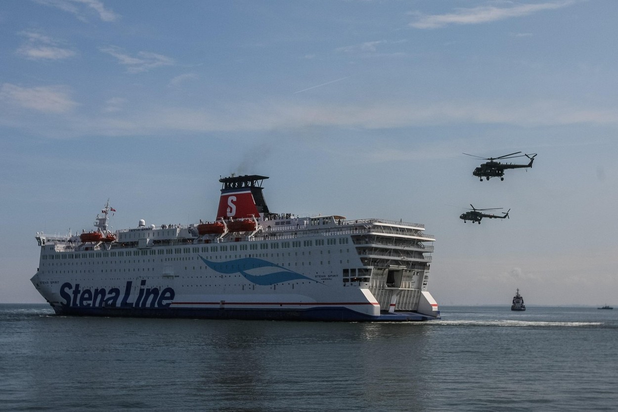 O mamă și fiul său AU MURIT după ce au căzut de pe un feribot, în Marea Baltică