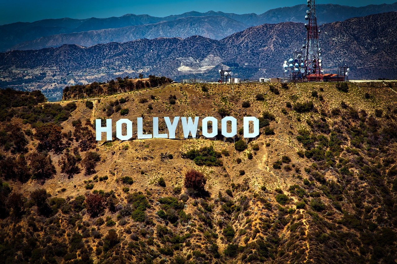 Sute de angajaţi de la Hollywood au stat la coadă pentru mâncare și donații, în plină grevă a scenariştilor şi actorilor: „Nu suntem toţi milionari”