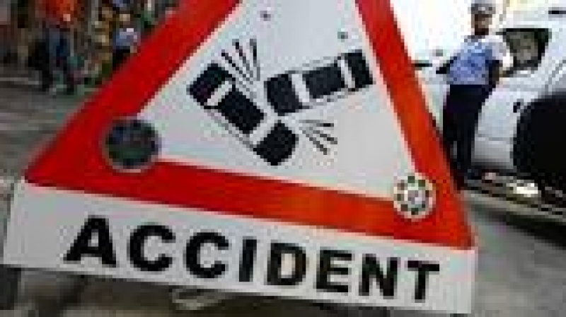 O mașină condusă de un tânăr de 23 de ani a ricoșat în alte două autoturisme conduse de femei, după ce a lovit o bordură: O victimă a ajuns la spital
