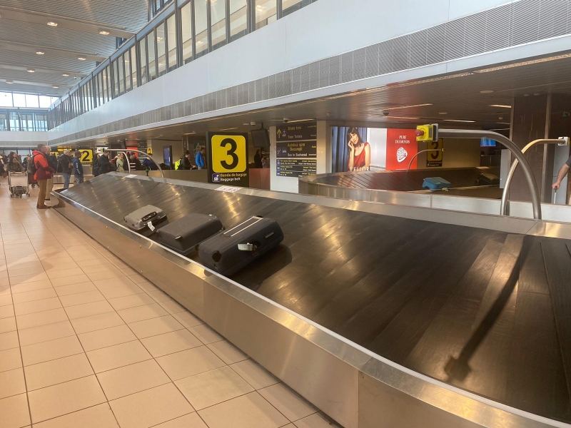 Sibiu:Aproximativ 100 de pasageri au plecat fără bagaje din aeroport; valizele nu au putut fi descărcate din avion