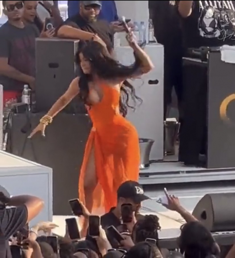 Moment șocant la un concert: Cardi B aruncă cu microfonul într-un spectator/ Video