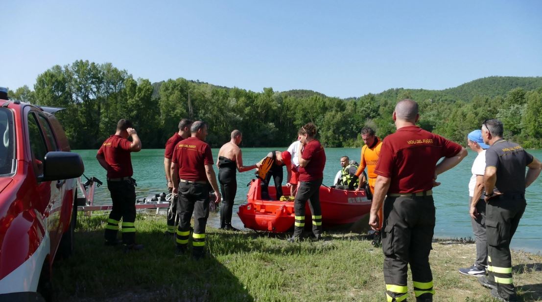 Un român este căutat de autorități și familie după ce a intrat într-un lac să înoate și nu a mai ieșit