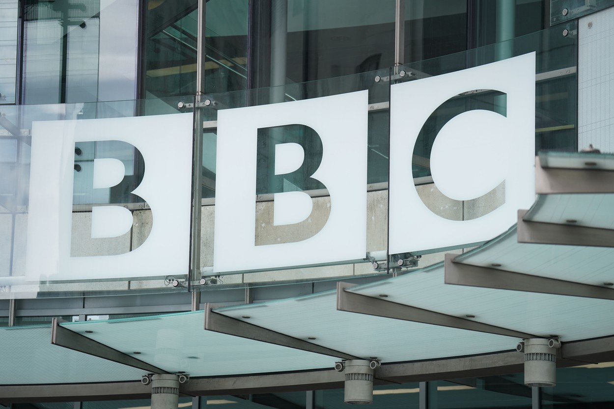 ACUZAȚII ȘOCANTE: O vedetă BBC a fost scoasă de pe post după ce „ar fi plătit unui adolescent 35.000 de lire pentru a-i trimite fotografii porno”