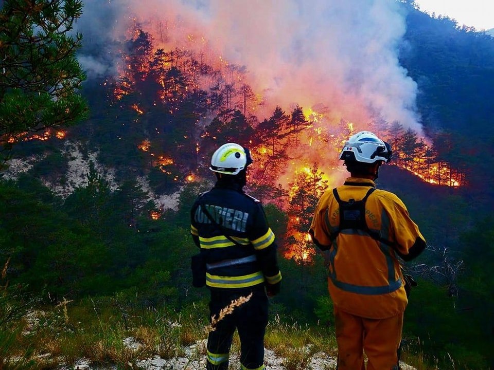 Pompierii au un risc crescut de melanom. Care este cauza