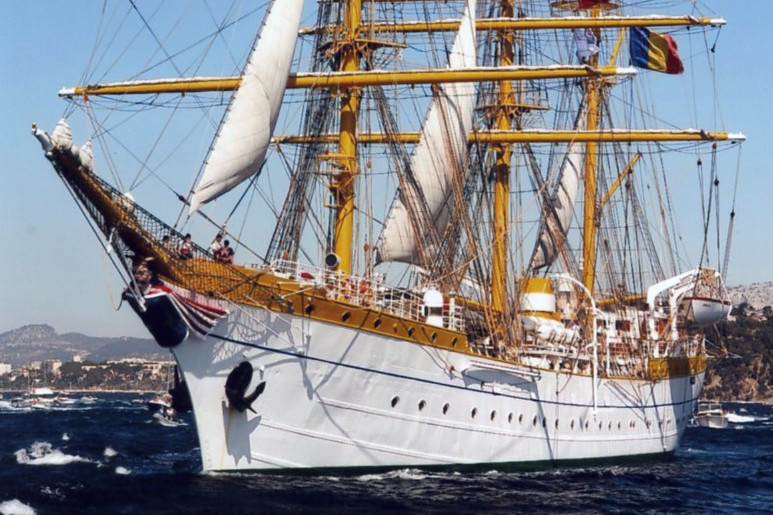 Marinarii depun coroane de flori în cinstea eroilor căzuți la datorie