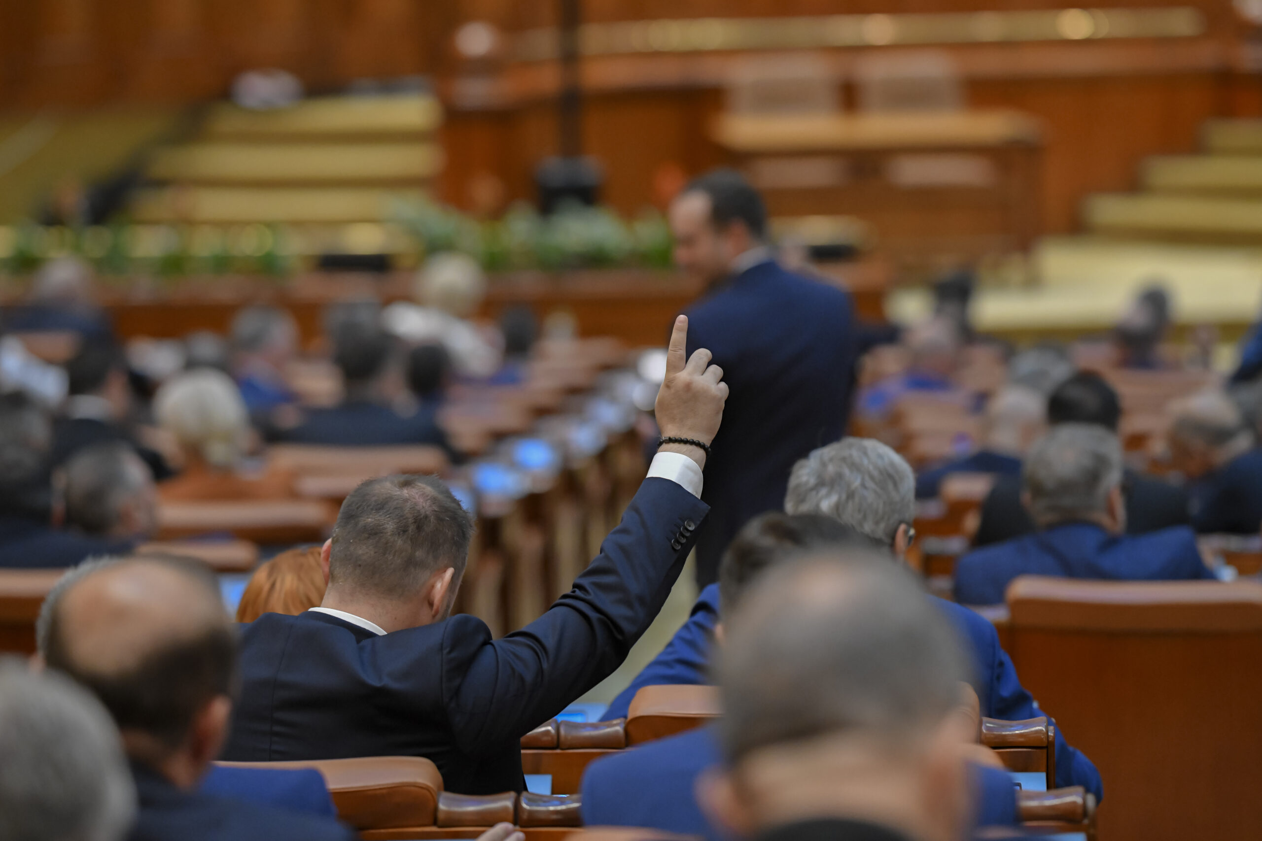 După ce dreapta distruge, stânga repară din nou. E ping-pong între PNL și PSD cu „fantome liberale roz cu buline” și „bolșevici”
