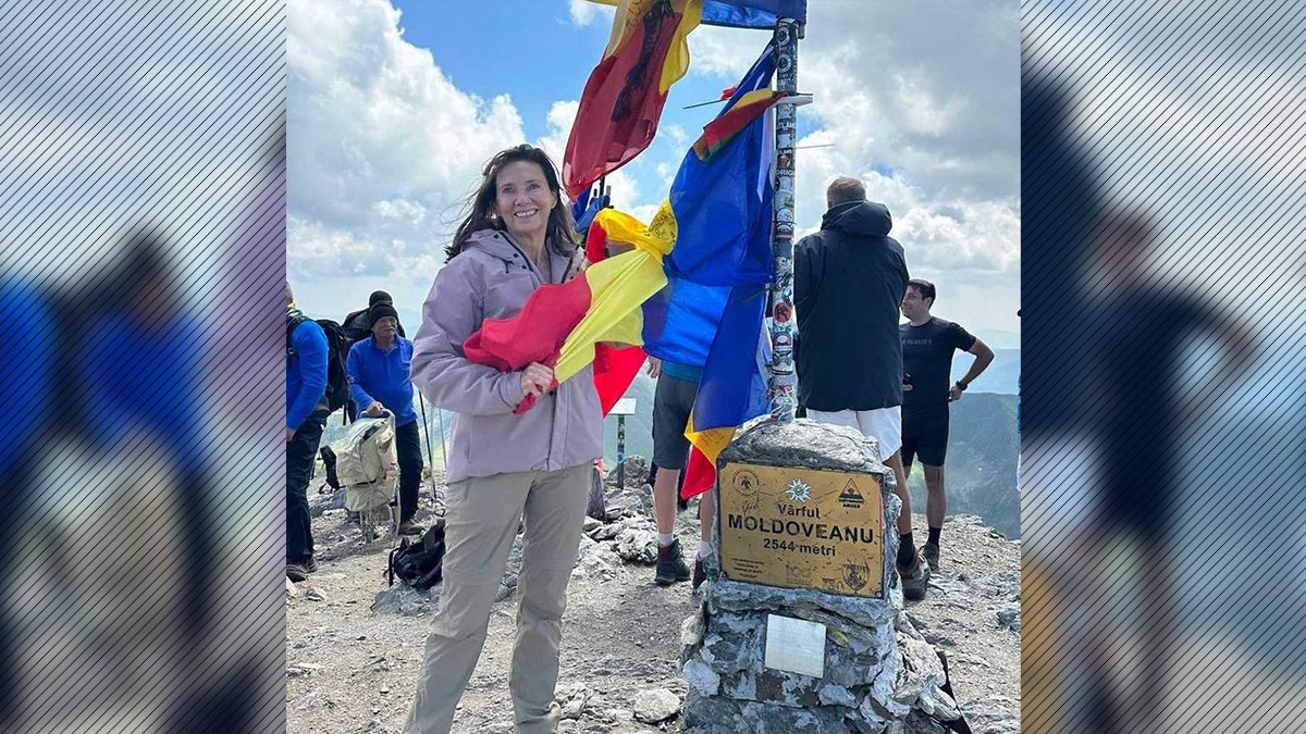 Carmen și Klaus Iohannis, baie de mulțime pe Vârful Moldoveanu. Ce sportiv celebru trecea întâmplător pe acolo