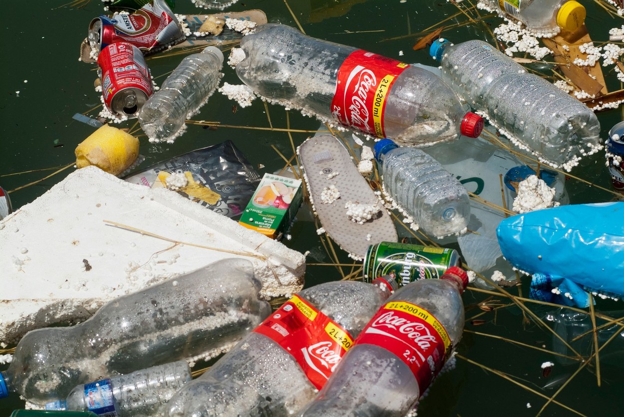 Mai mult de 90% din cantităţile de deșeuri care ajung în Marea Neagră sunt plastic