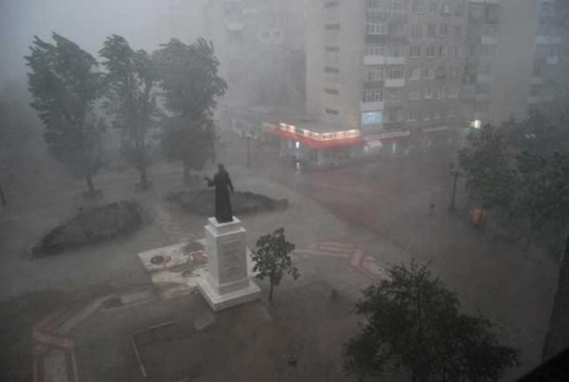 Oameni evacuați, străzi, case inundate, copaci doborâți de vânt și mașini avariate