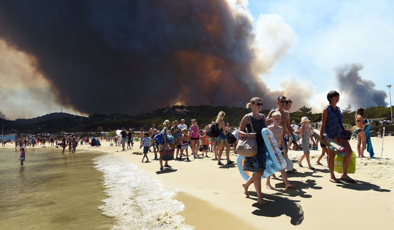 Se îngroașă gluma în Grecia: 8 sate au fost evacuate, focul se deplasează spre aeroportul oraşului Alexandroupolis