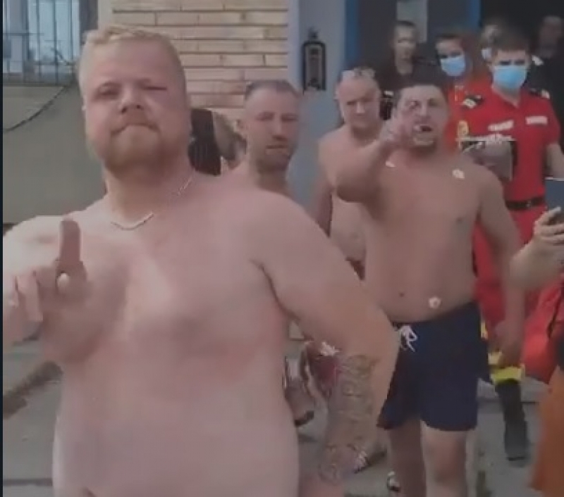 Scandalagii din Costinești s-au dat în spectacol la ieșirea din secția de poliție: Au fost la un pas de a agresa un turist care filma