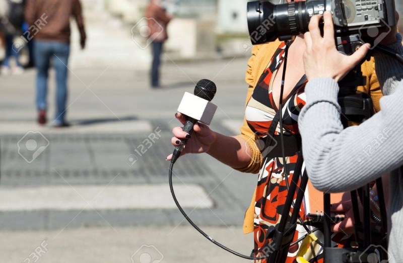 O echipă de televiziune a fost jefuită în timp ce relata despre o serie de jafuri