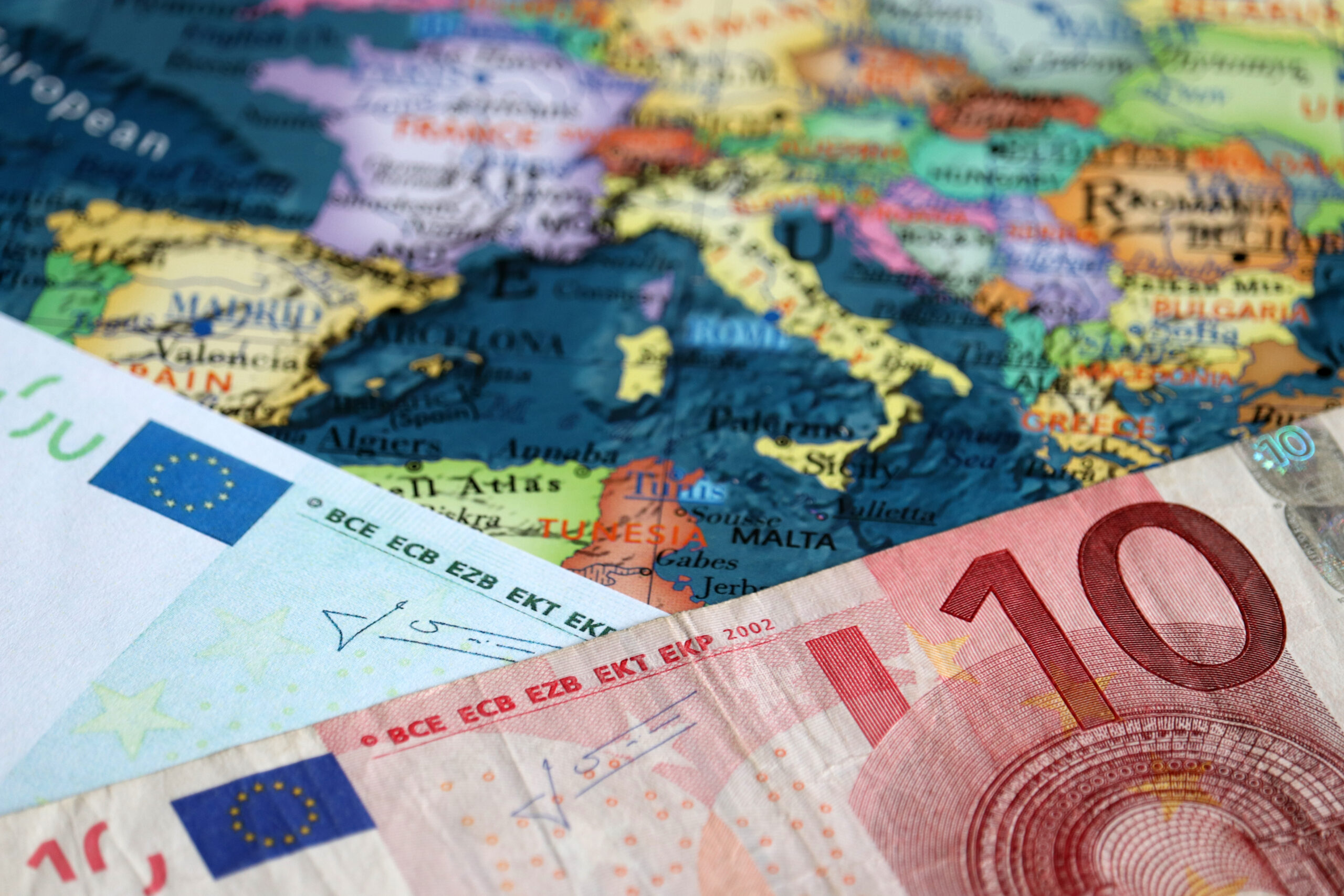 „Datoria poate fi tot mai amenințătoare dacă deficitul nu va fi redus”. Cât de pregătită este România pentru zona euro?