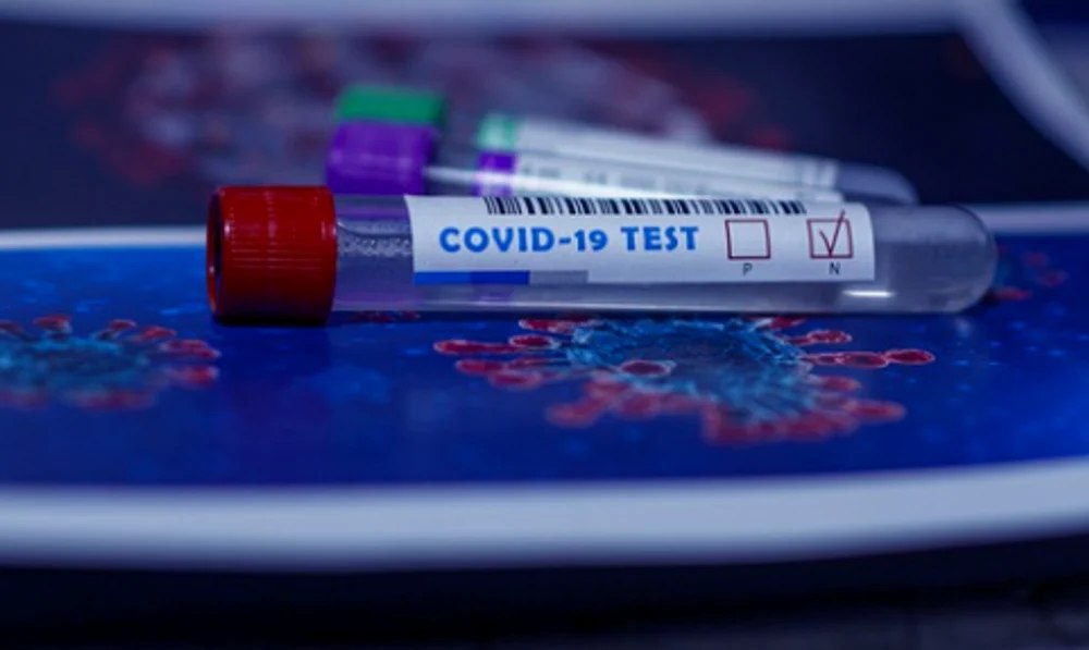Crește numărul pacienților internați cu COVID. SUA au aprobat vaccinurile actualizate