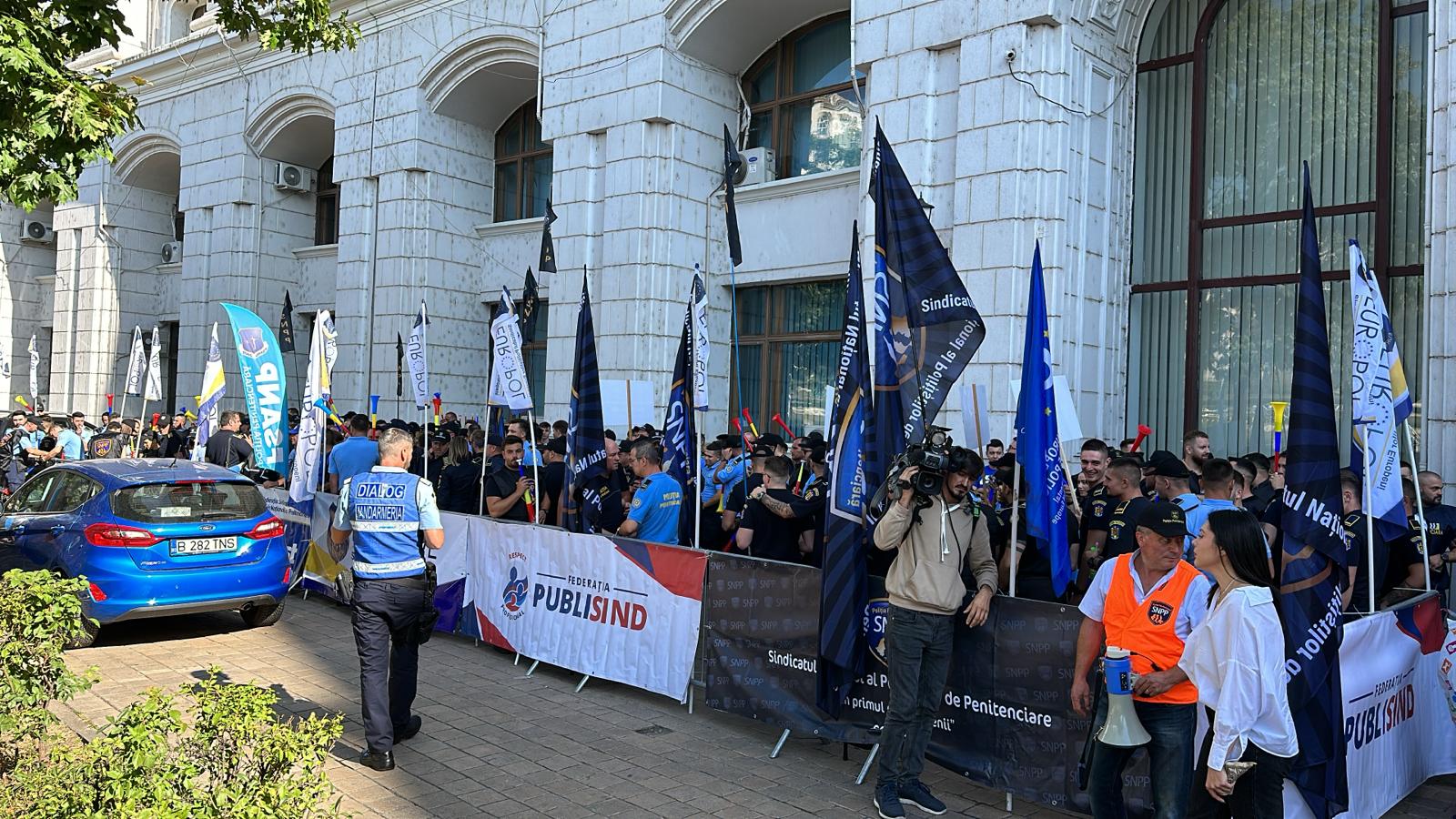 Polițiștii protestează la „ușa” lui Marcel Boloș împotriva măsurilor fiscal-bugetare. Proteste au loc și la Ministerul Muncii