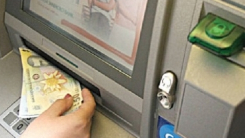Un bărbat este cercetat de poliţişti după ce a montat la mai multe bancomate din București un dispozitiv cu ajutorul căruia a reuşit să fure bani