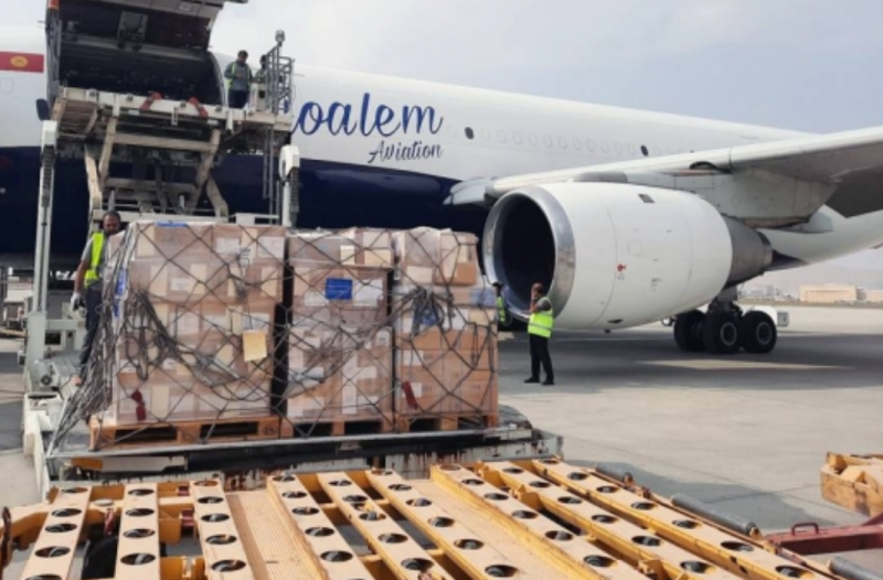 trei avioane cu ajutoare şi o echipă de salvare vor ajunge curând