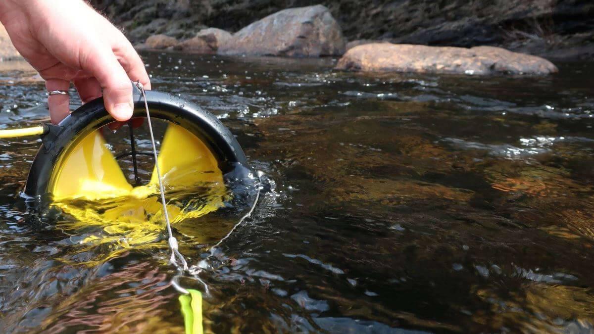 Dispozitivul pe care îl cari în rucsac și produce energie VERDE oriunde e apă curgătoare