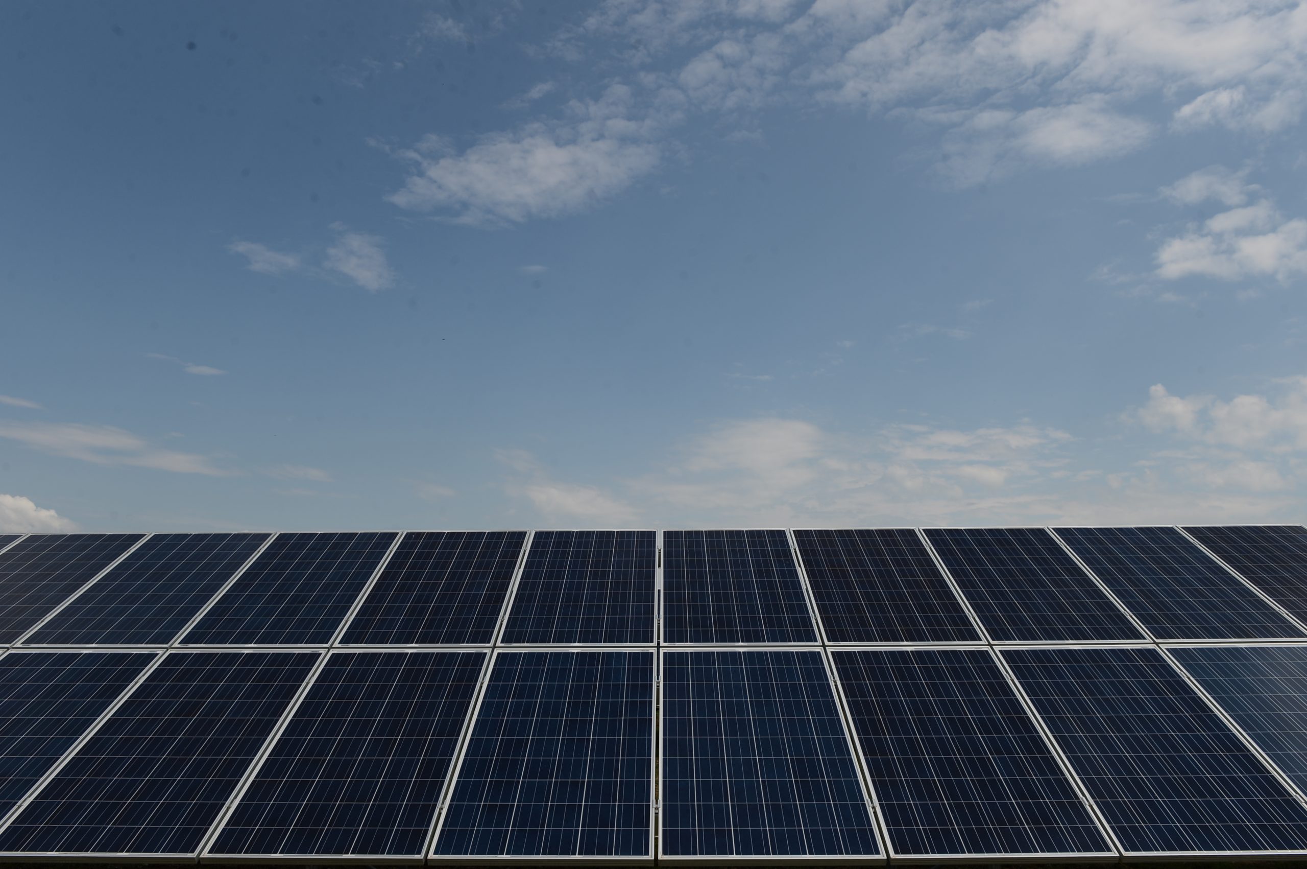 Accesul investitorilor pe piața de producere a energiei electrice „verzi” este îngreunat. Recomandările Consiliului Concurenței și ale ANRE