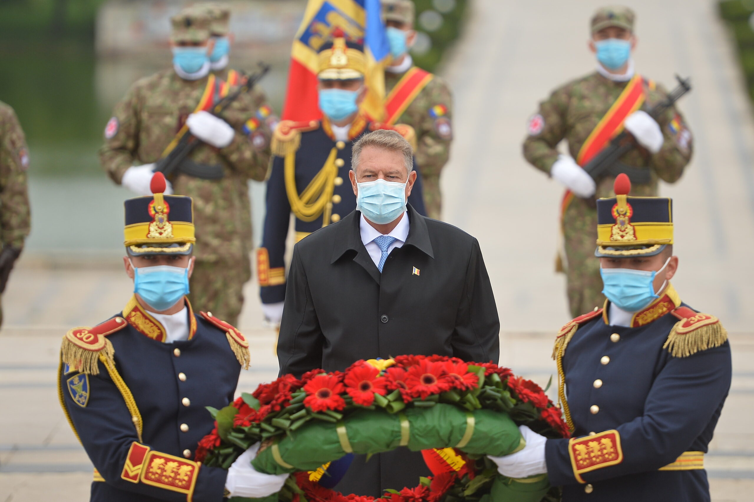 Ziua Armatei Române/ Klaus Iohannis și Marcel Ciolacu participă la ceremonia militară și religioasă din Parcul Carol