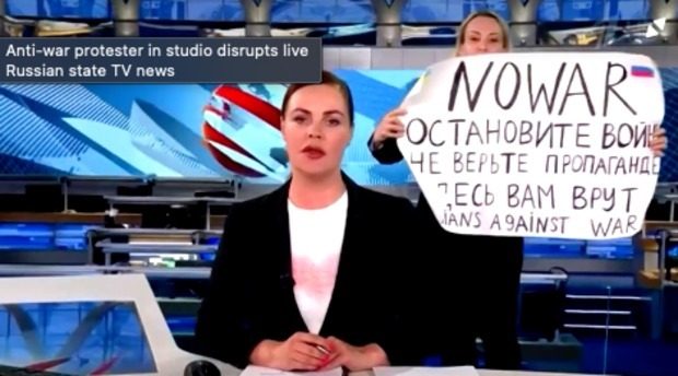 Ce s-a întâmplat cu jurnalista din Rusia care a afișat o pancartă la TV cu mesajul „NO WAR”