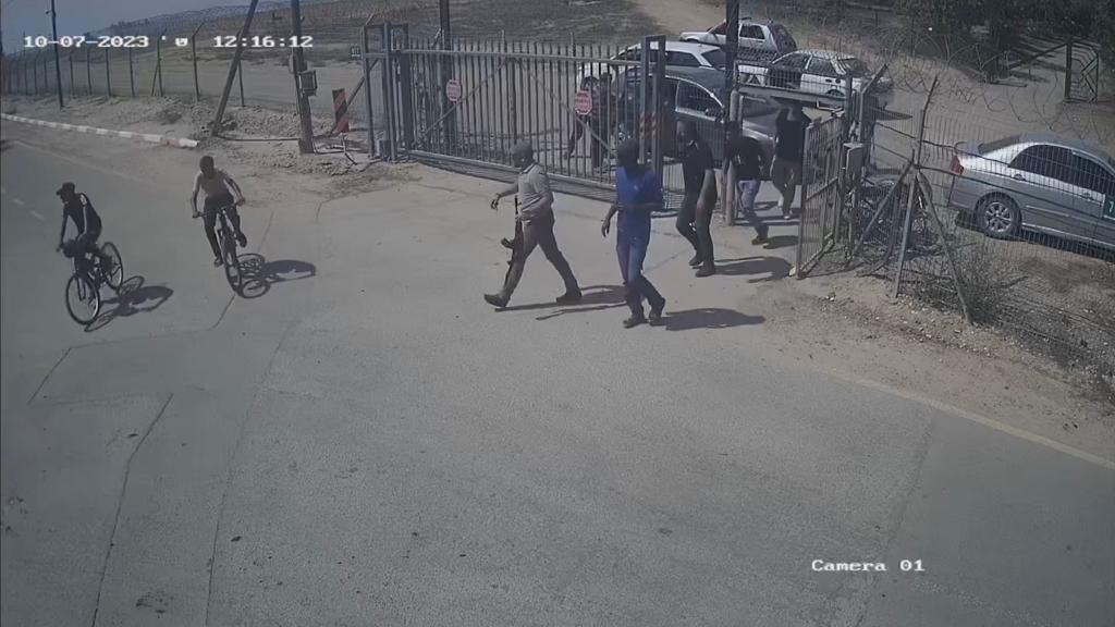 Noi imagini cu momentul în care teroriștii Hamas dau buzna în kibbutzul Be’eri
