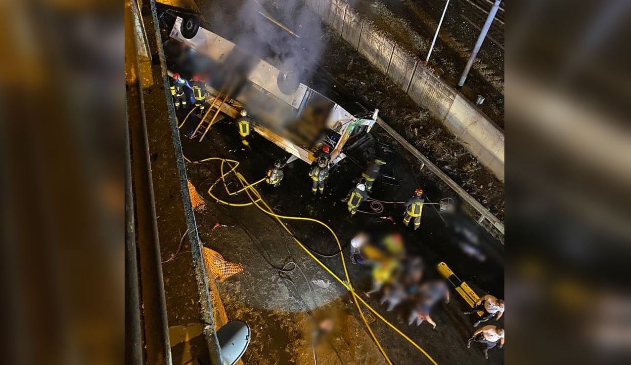 Cel puțin 20 de persoane au MURIT după ce un autocar a căzut de pe un pod, în Italia