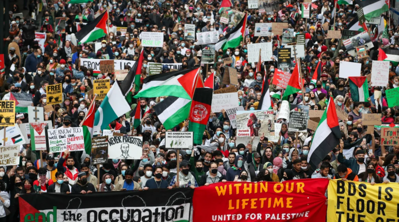 ‘New York alături de Gaza / Israelul se duce în iad’: sute de manifestanţi pro-palestinieni s-au adunat în inima Manhattanului