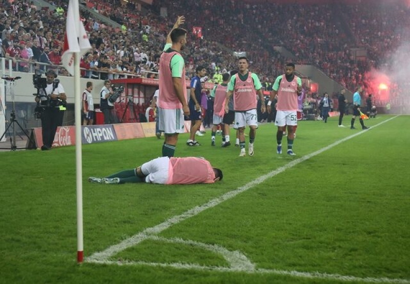 Derby-ul Greciei, suspendat: O petardă aruncată din tribună l-a lovit pe un jucător de la Panathinaikos