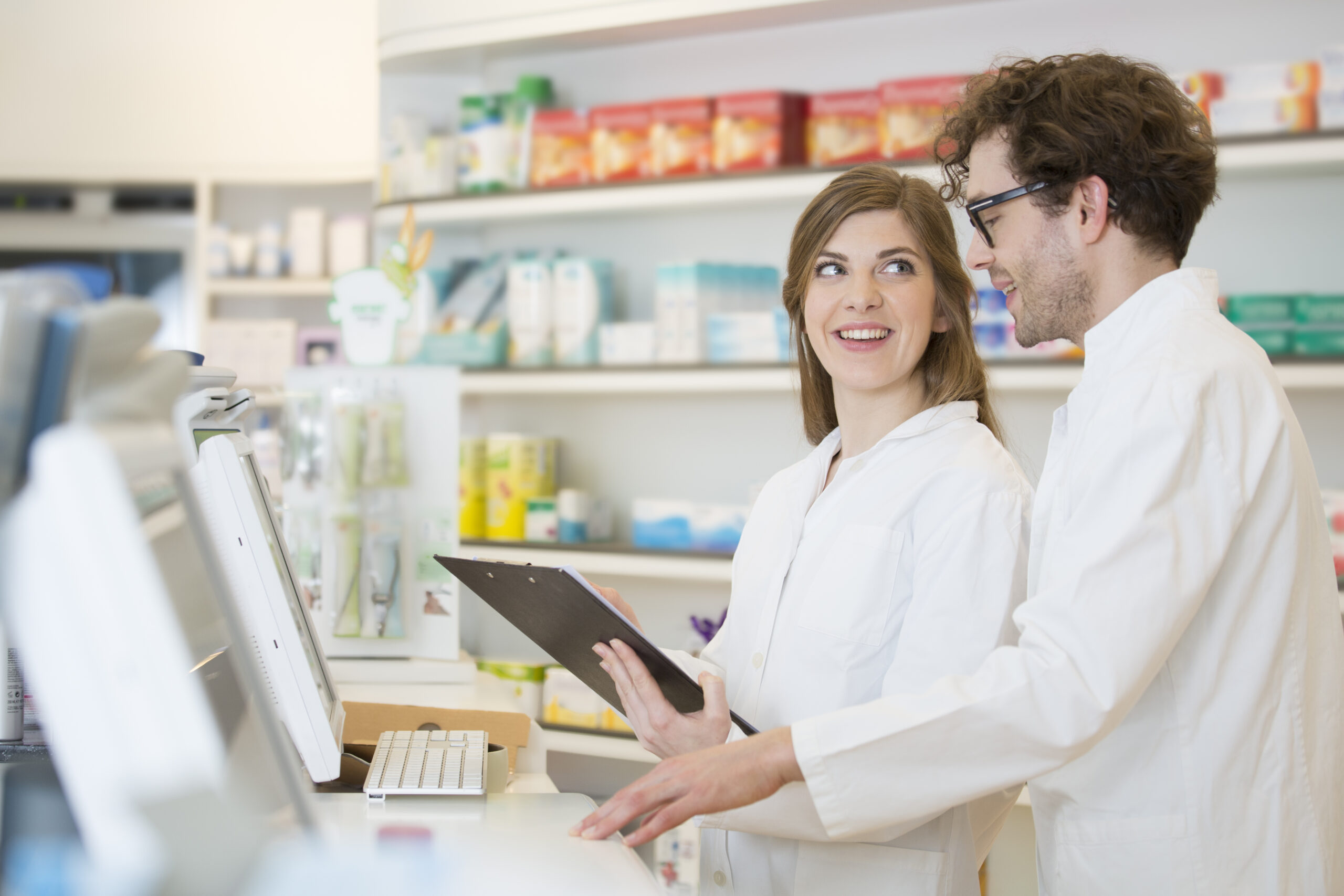 Ce salariu au ajuns să aibă farmacistele de la Dr. Max sau Catena, la sfârșitul anului 2023. Cât câștigă lunar