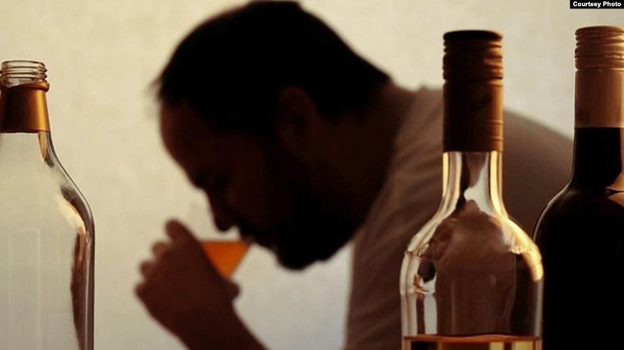 Românii, îndemnaţi să fie moderaţi de sărbători. Alcoolul le dă mari bătăi de cap