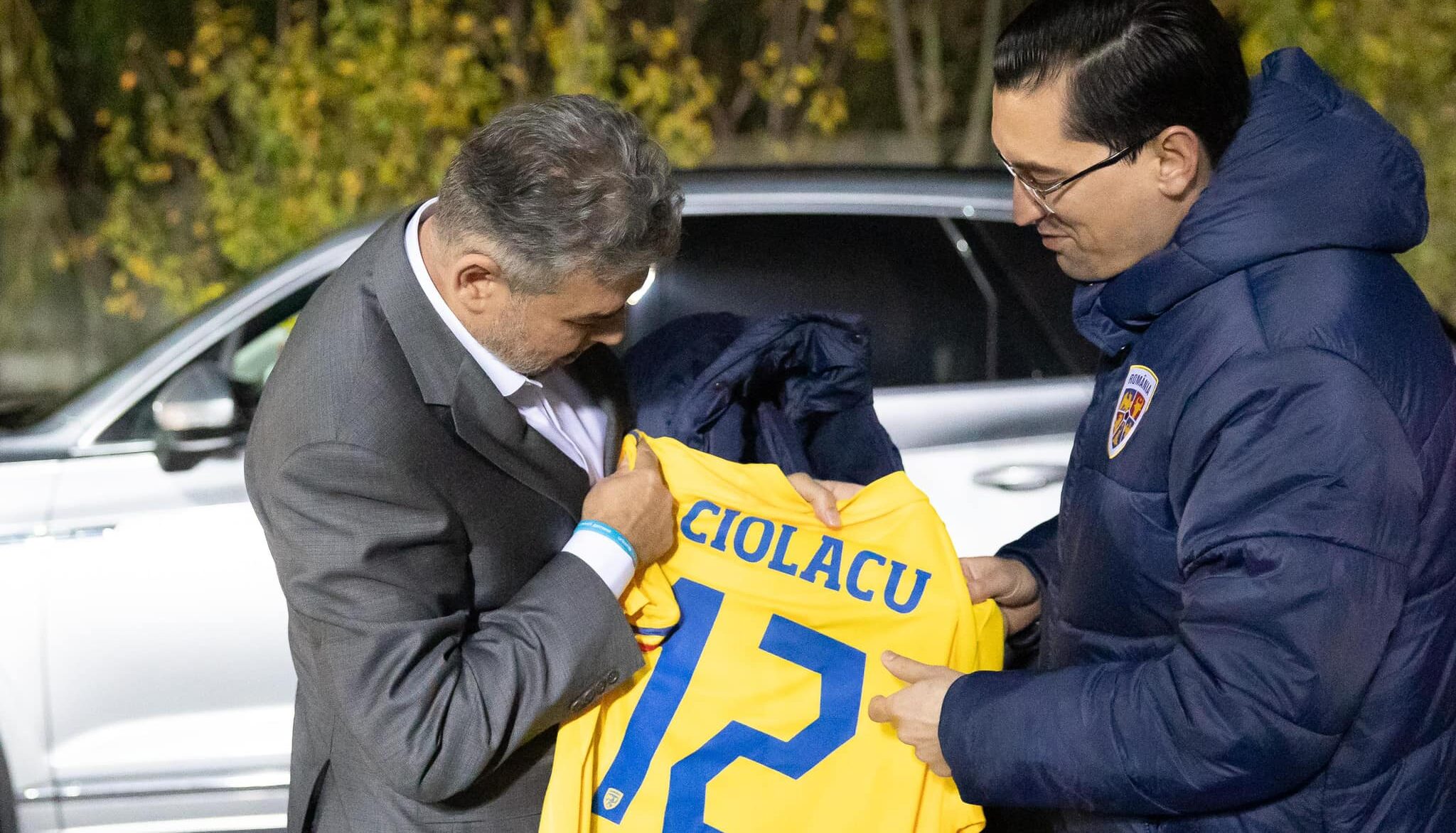 Marcel Ciolacu a dat mâna cu fotbaliștii care duc România la EURO 2024 / Tricolorii au avut antrenamentul dinaintea partidei cu Elveția