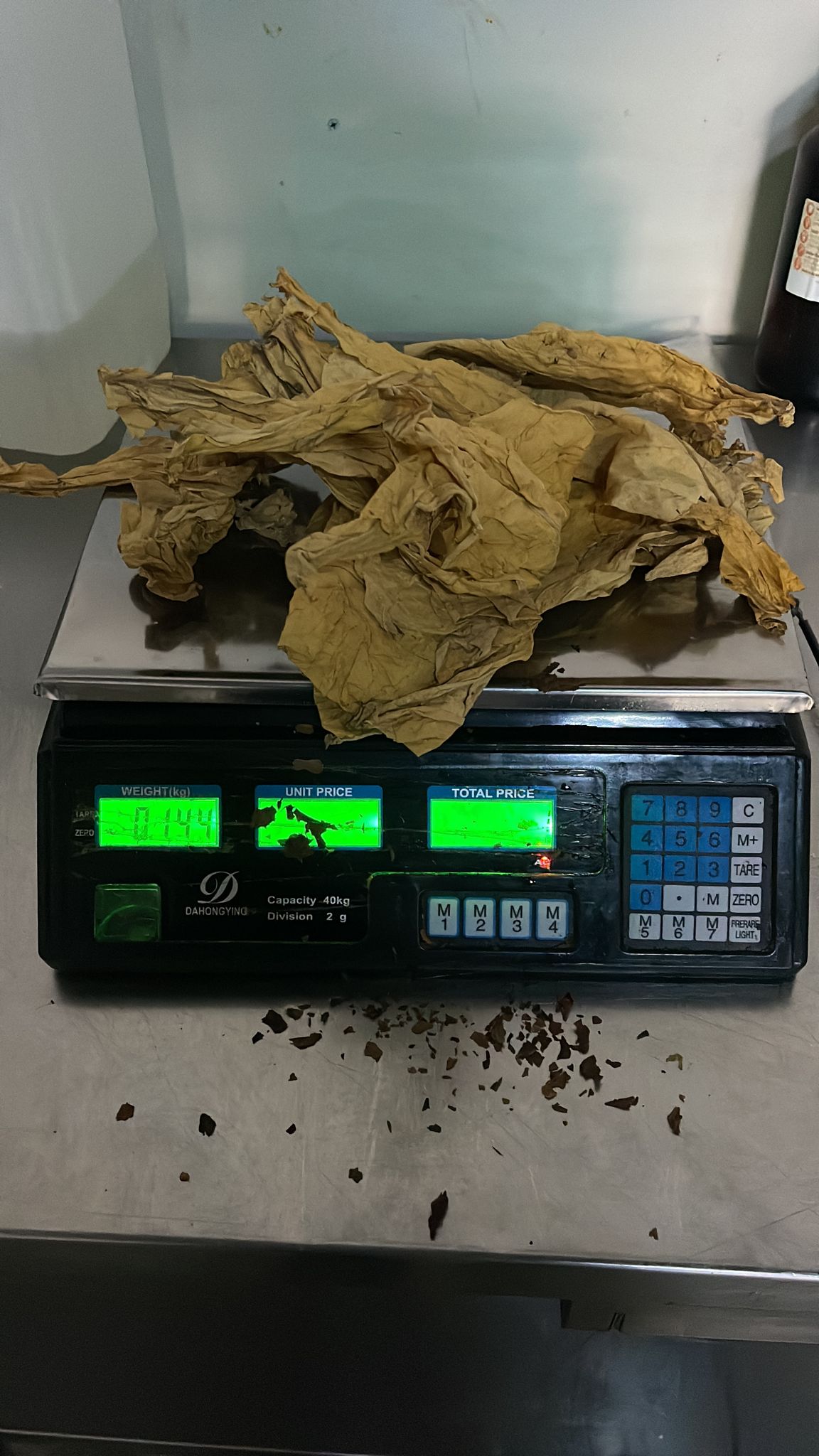 Inspectorii ANAF au descoperit o fabrică clandestină de tutun de narghilea. Ce prejudiciu cauzau producătorii ilegali bugetului de stat