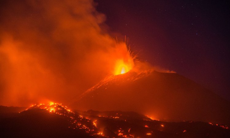 Cel mai mare vulcan activ din Europa s-a trezit la viaţă noaptea trecută
