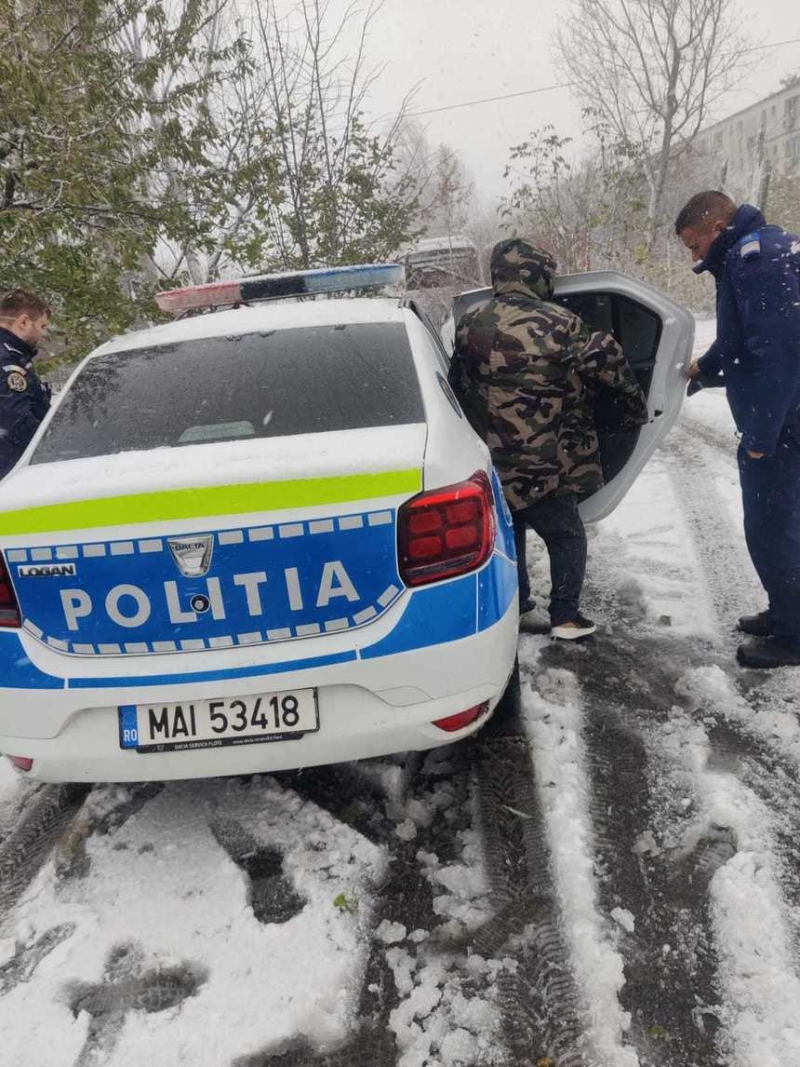 Scene emoționante în timpul urgiei din estul țării! Bărbat fără locuinţă a cerut ajutor poliţiştilor pentru el şi câinele lui / Foto