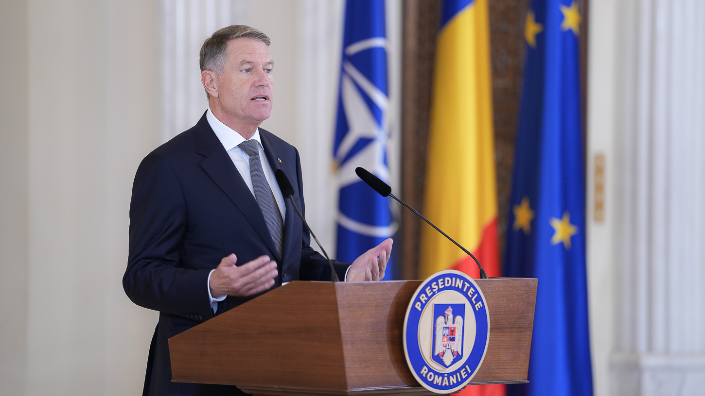 În ajun de 1 Decembrie, Klaus Iohannis decorează cercetători, profesori și școli / “Mi-a făcut mare plăcere să vă decorez”