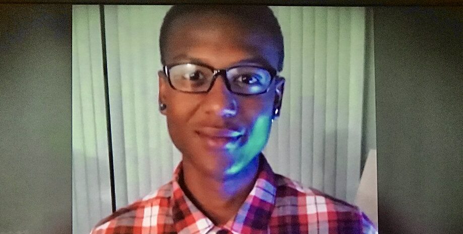 Doi paramedici, găsiți vinovați de moartea lui Elijah McClain/Tânărul de culoare, imobilizat violent de polițiști, a fost SEDAT cu forța cu ketamină