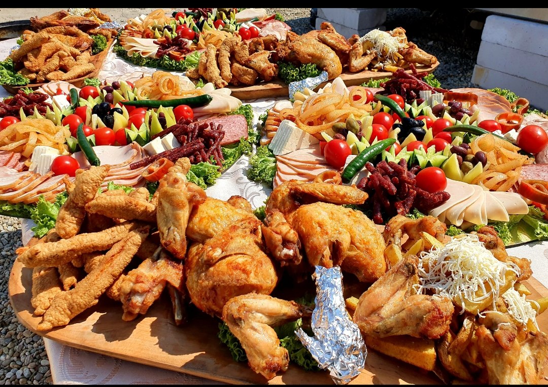 Cum trecem de la post la festinul de Sărbători. Medic: „Nu putem să mâncăm tot și apoi să ajutăm cu enzime digestive”