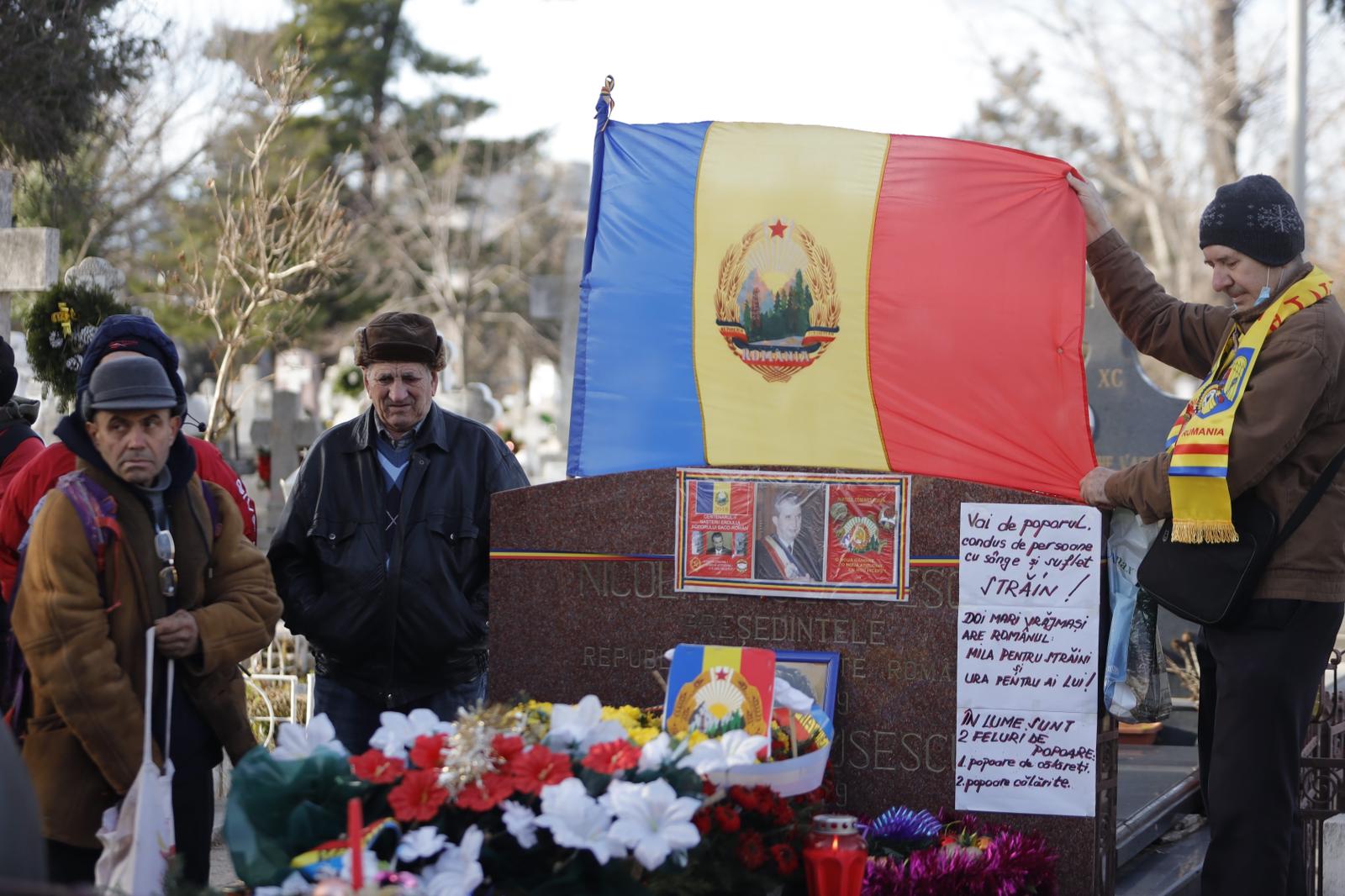 GALERIE FOTO | Nostalgicii comunismului s-au strâns la mormântul soților Ceaușescu, la 34 de ani de la execuție/ Explicația unui sociolog de top