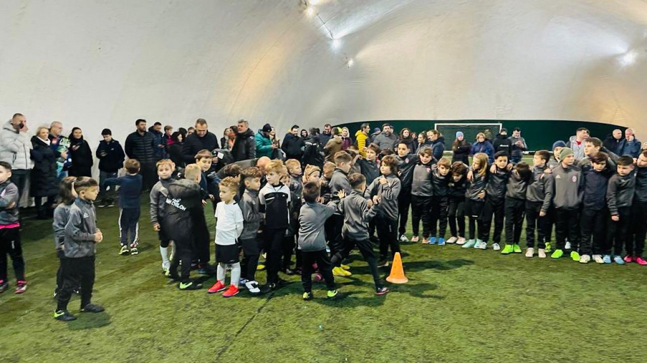 Ana Maria Brânză, Cătălin Oprișan și Florin Bratu au împărțit cadouri la școala de fotbal „Dan Chilom”